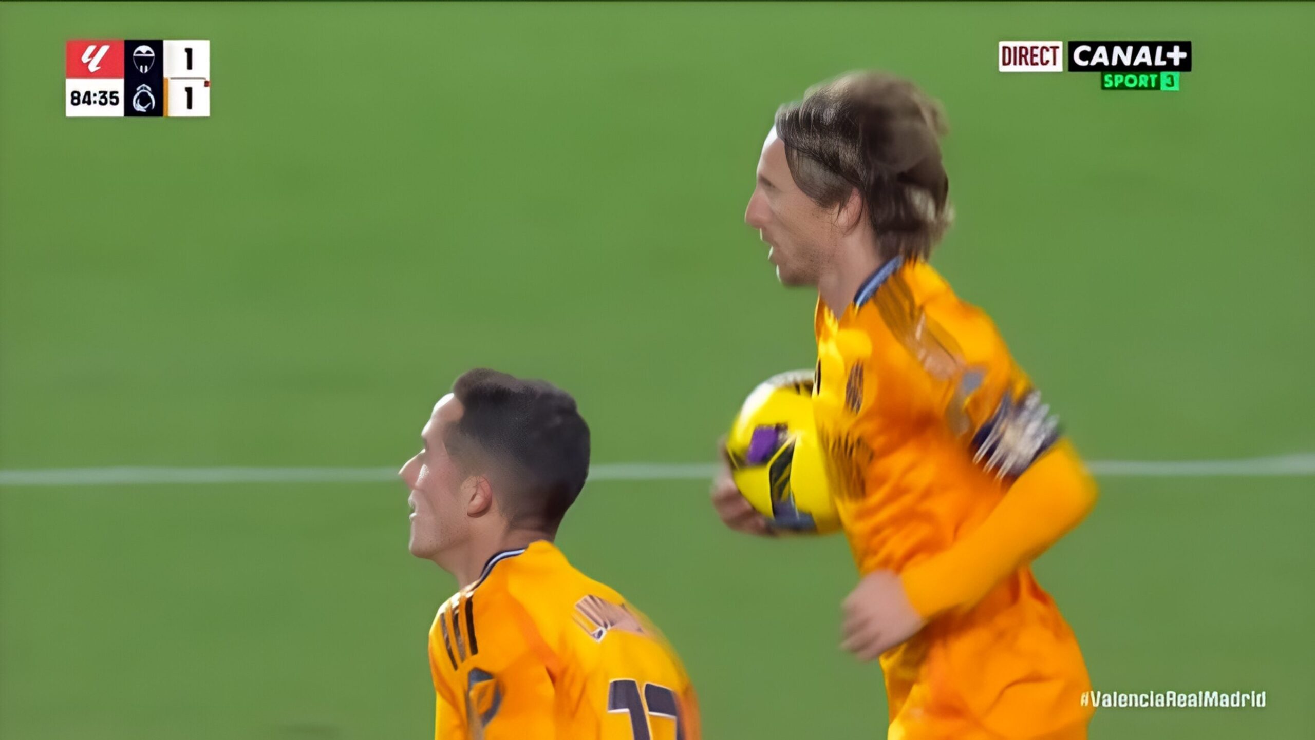 Le but astucieux de Luka Modric qui sauve le Real Madrid contre Valence (VIDEO)